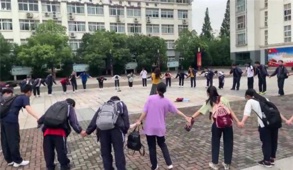宁波|浙江宁波：校园感人一幕 学生围成大圈集体向老师鞠躬