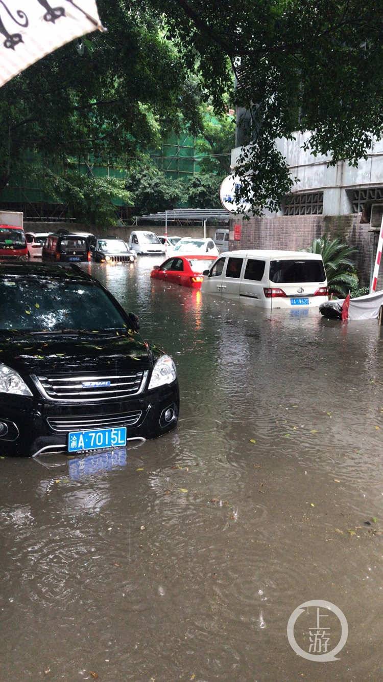 2场大雨 重庆一小区100多台车被淹