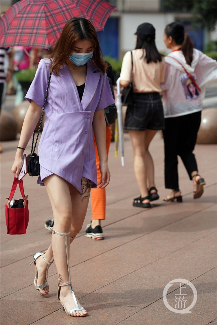 雨水停歇阳光初露 重庆街头美女如云