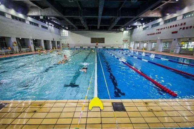 泳池分为2.2米深水区和1.2米浅水区,中间有挡板隔开,保证安全.