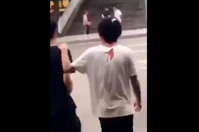 男子|高空坠落折叠刀直插男子后脑勺！网友：这不是没素质，这是故意杀人！
