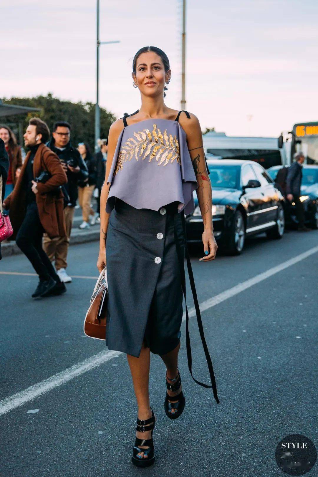 衬衫|这条裙子流行了四十多年，只因它能遮肉，每个女人都该有一条！