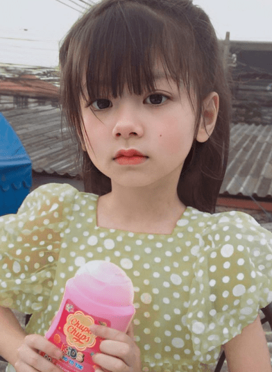 Onew|泰国6岁小萝莉凭借一组照片火爆ins，网友直呼：又来骗我们生女儿！