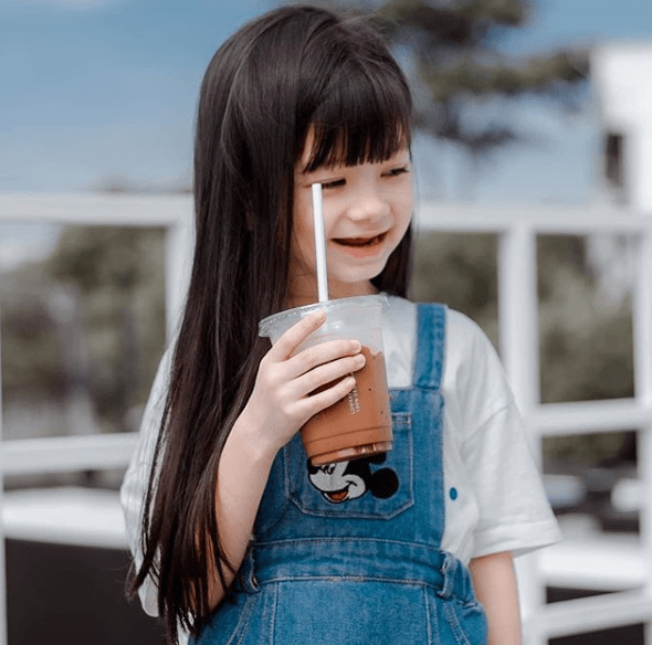 Onew|泰国6岁小萝莉凭借一组照片火爆ins，网友直呼：又来骗我们生女儿！