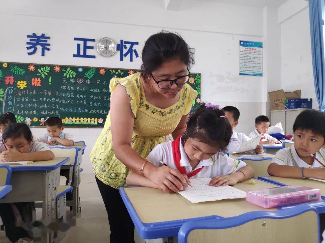 这所学校老师和同学们一起上学