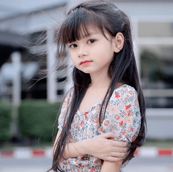 Onew|泰国6岁小萝莉凭借一组照片火爆ins，网友直呼：又来骗我们生女儿！