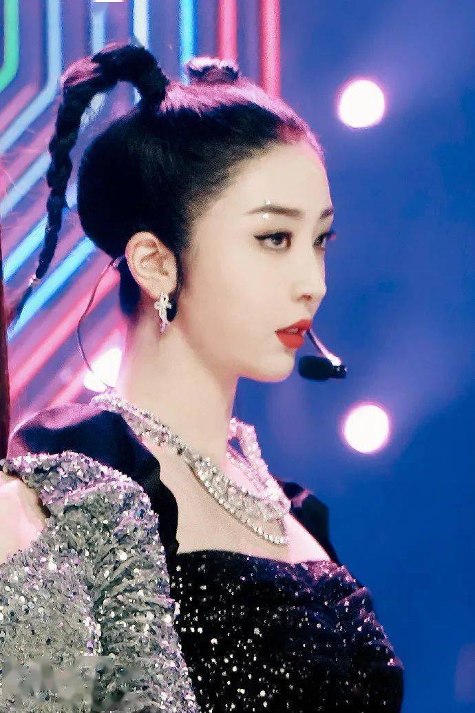 发型|别披头发了！这4款最火的夏日发型，谁扎谁好看！