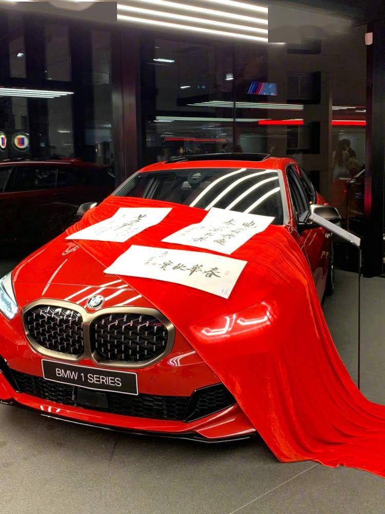 书法展|刘晓庆举办书法展，胸前超大翡翠抢镜，天价珠宝多到戴不完