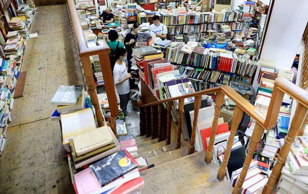 7月13日,复旦旧书店内能利用的空间内都摆着各种书籍.