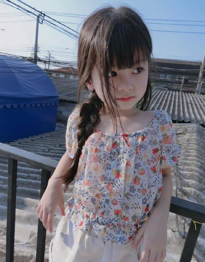 Onew|泰国6岁小萝莉凭借一组照片火爆ins，网友直呼：又来骗我们生女儿！