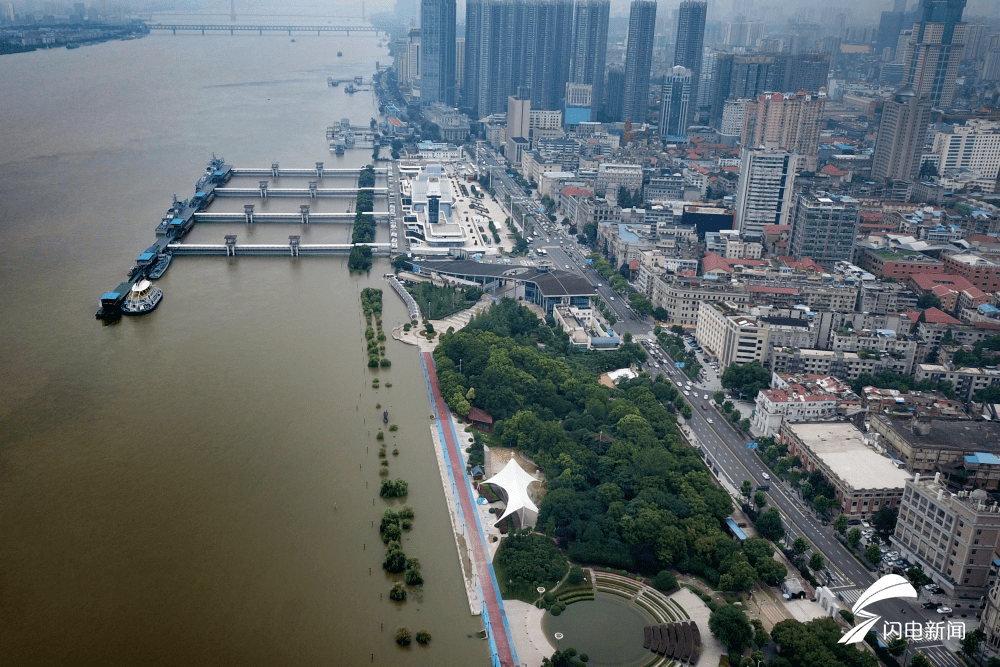 影像力丨闪电新闻记者现场直击全面过水行洪的武汉市汉口江滩公园