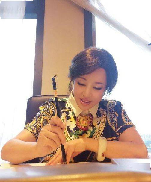 书法展|刘晓庆举办书法展，胸前超大翡翠抢镜，天价珠宝多到戴不完