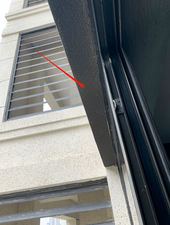 有滴水线的外檐口,滴水线可防止雨水沿窗檐流向室内.