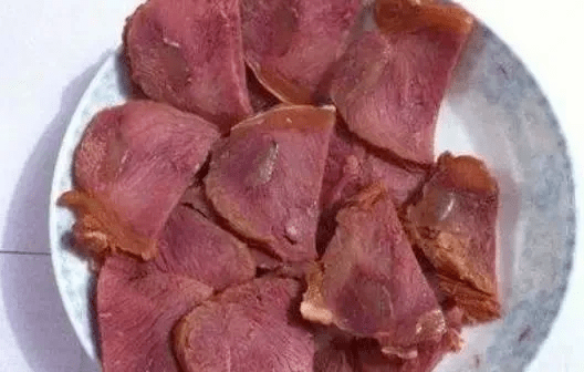 煮熟后,送到嘴里一嚼,虽然有股肉味,但没有牛肉的嚼劲.