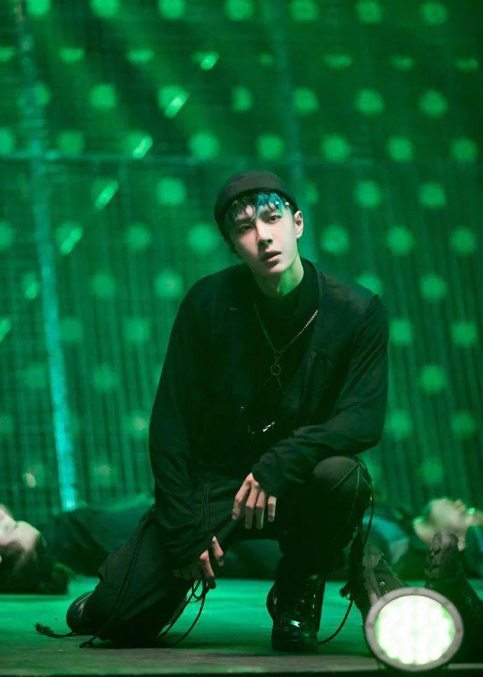 刘海染|看了王一博的新发色,我又动心了…