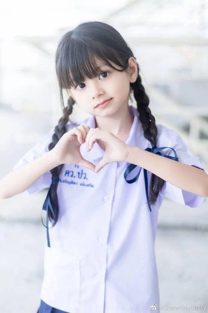 Onew|泰国6岁小萝莉凭借一组照片火爆ins，网友直呼：又来骗我们生女儿！