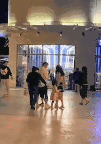 霍思燕二胎女儿“哎哟喂”疑曝光 嗯哼贴心照顾 杜江抱怀中超宠溺