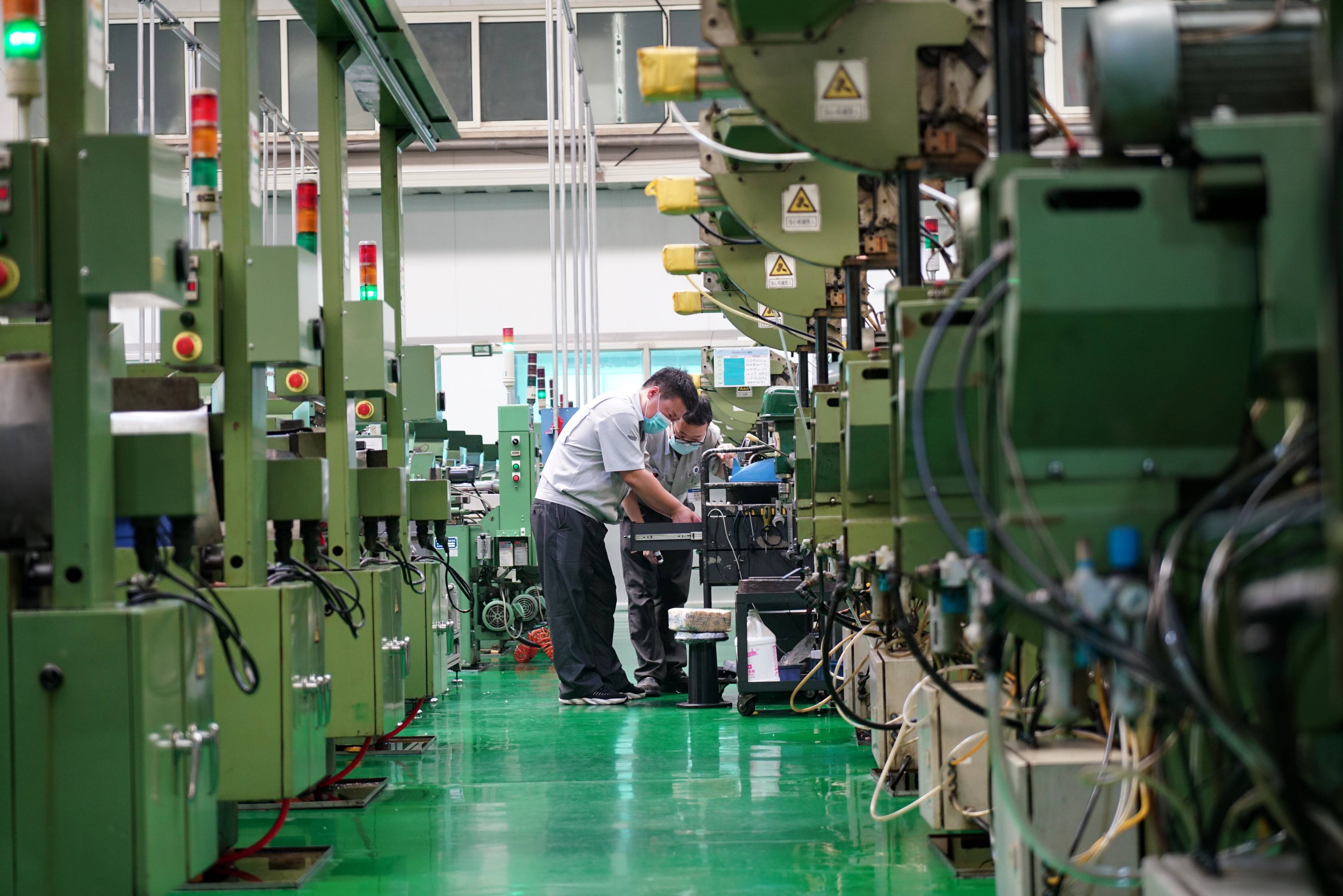7月16日,唐山松下产业机器有限公司的工人在导电嘴生产车间内工作.