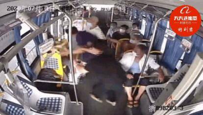 胡师傅|男子公交车上吸烟被劝阻，竟两次冲打司机！关键时刻，刚高考完的他两次出手…