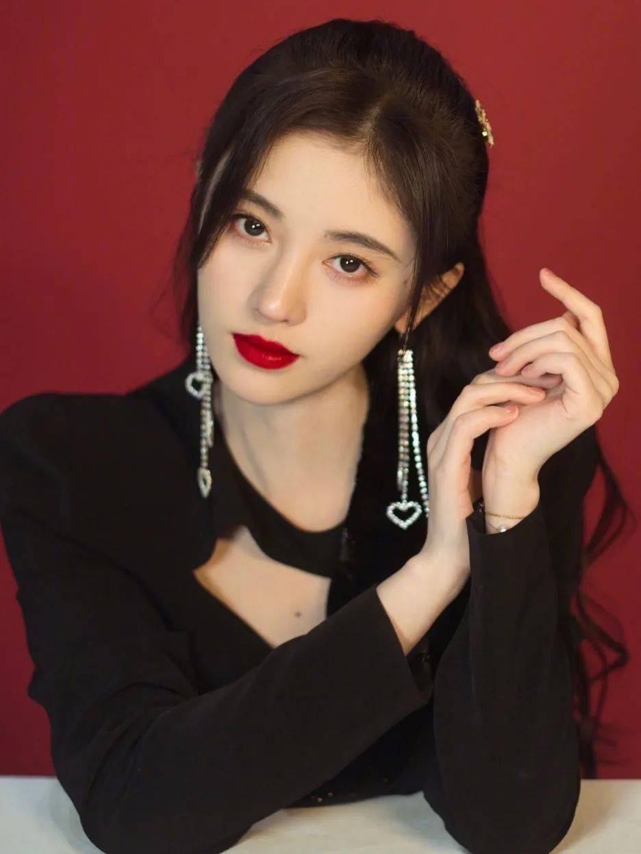 颜也|网红艳压范冰冰？想不到亚洲神颜也有这天。。。