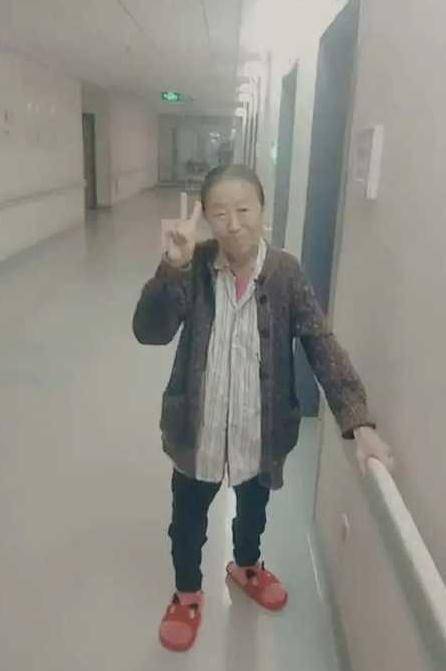 83岁“丑娘”张少华独自住院,双鼻插管面容憔悴