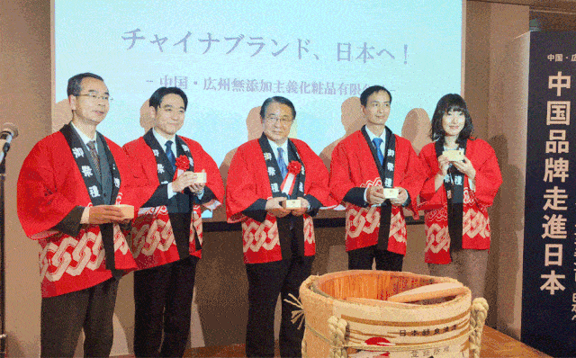 网友|“韩国童颜美女”私照曝光！50岁撩到国民男神，网友酸哭：这女人段位太高！