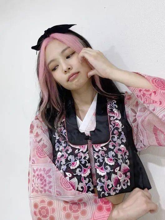 slay|lisa、jennie、虞书欣“拍了拍”你，就问这些slay的发色发饰你们可吗？