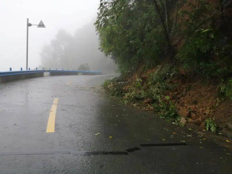 一线|雨天路滑 山路行驶"安全锦囊"请接收