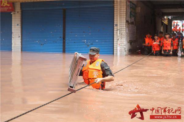 暴雨|有你们在真好！重庆万州暴雨袭城 武警官兵紧急救援