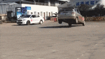 原创搞笑gif:姑娘,你这是想到什么不开心的事了