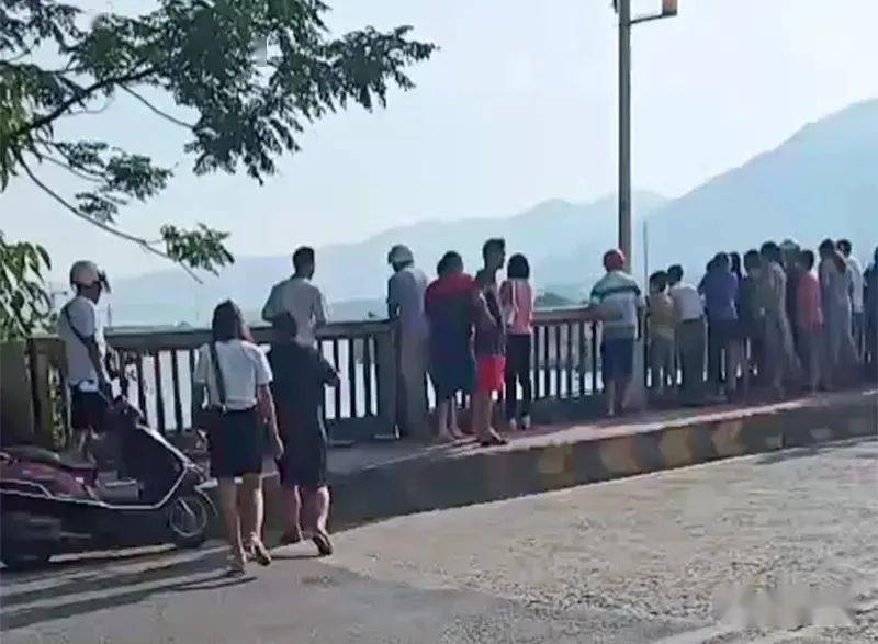 永州有人跳河,桥上多人围观, 请珍惜生命 .