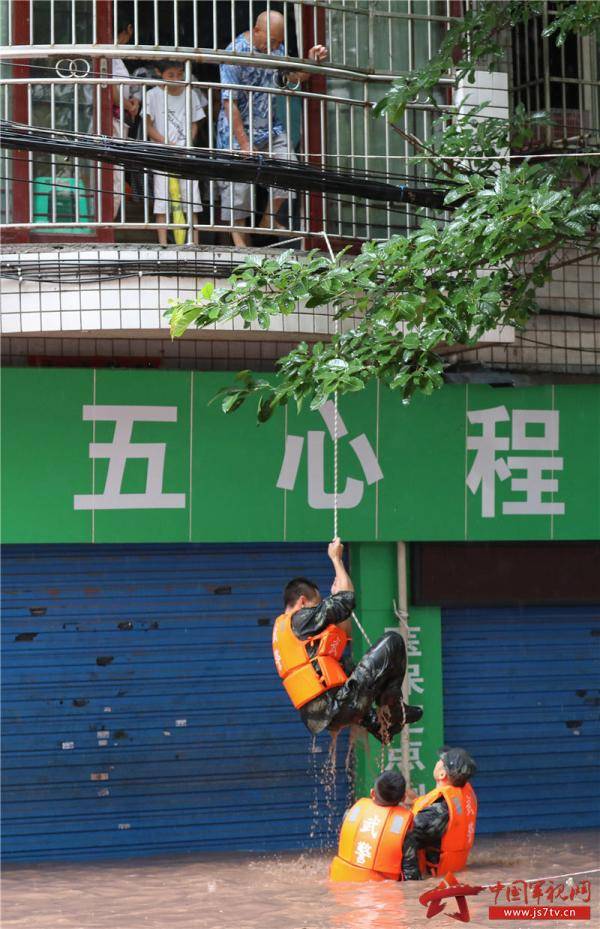 暴雨|有你们在真好！重庆万州暴雨袭城 武警官兵紧急救援