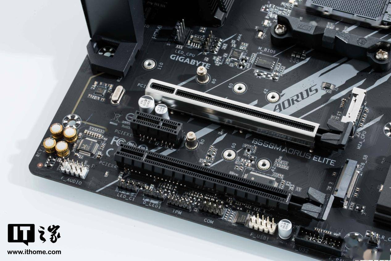 【IT之家开箱】技嘉 B550M AORUS ELITE 小雕主板图赏_接口