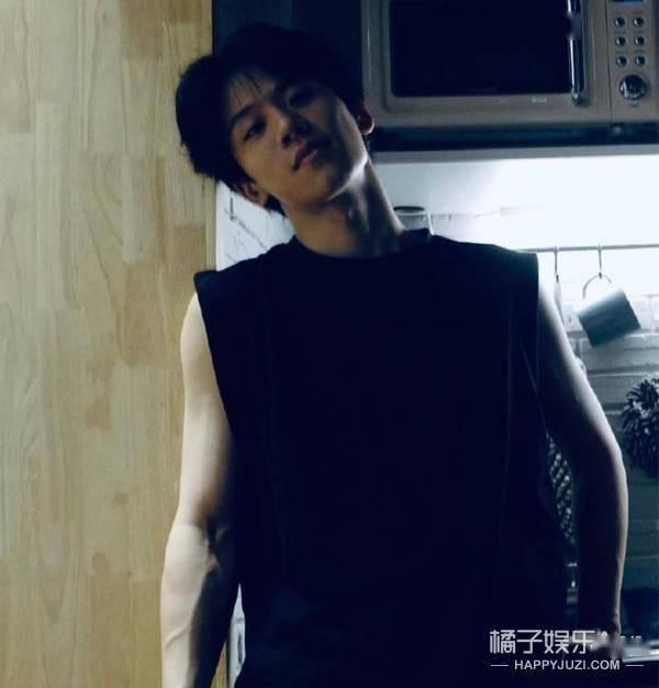 李荣浩|原创李荣浩鼓手现身《明日4》！语录出圈眼神蛊人，是小说在逃男主吧