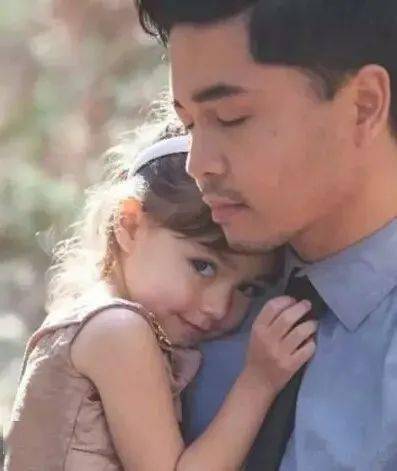 迪斯尼|一年去128次迪斯尼，设计师老爸制作上百套连衣裙实现女儿公主梦 | 今日宜超级英雄