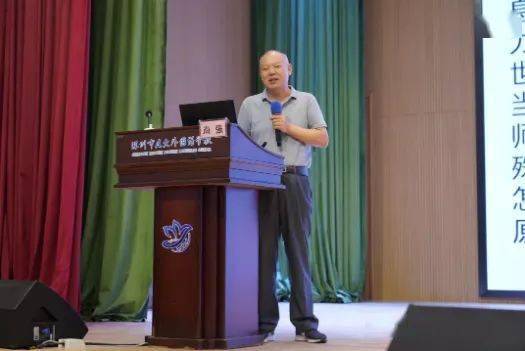 尚强,原深圳教科院院长,现深圳科学高中校长,特级教师,二级正高级教师