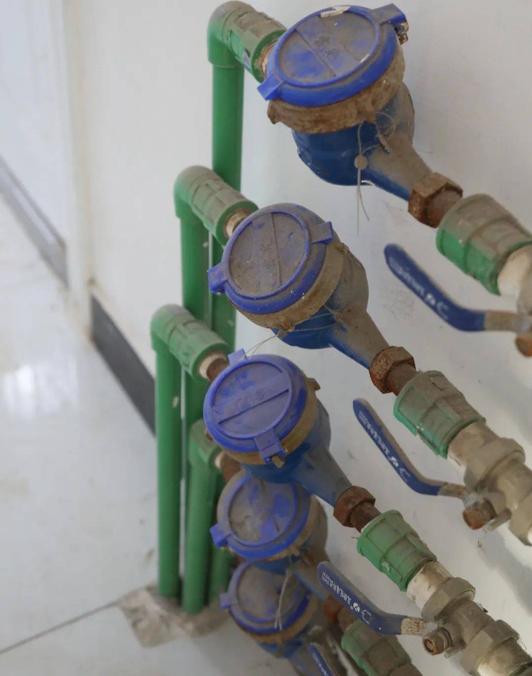 20多人挤进一间房,干出的事吓煞人!