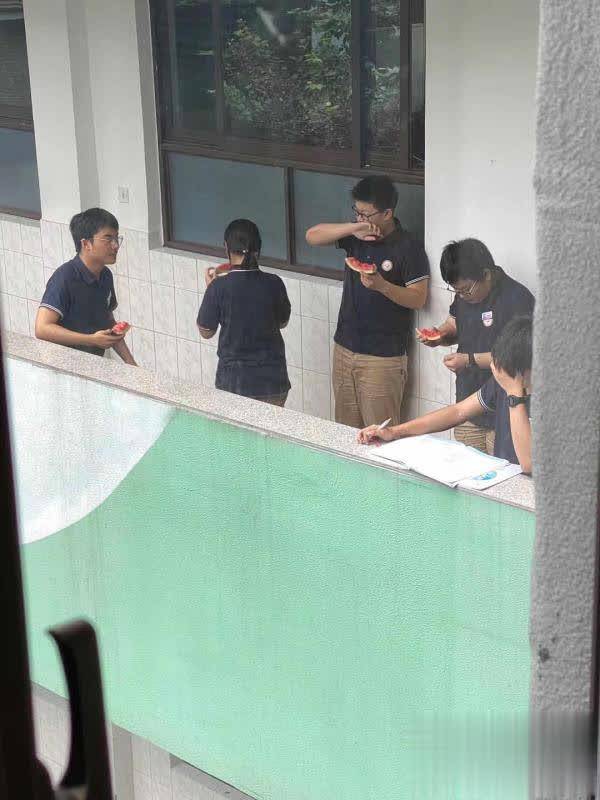 西瓜|汛情影响销路，南京中学老师帮助学校社工销售六千斤西瓜