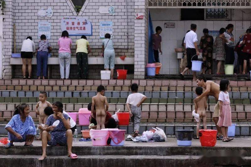 村民|新房泡在水中，一家三口留住二楼，出入靠划船