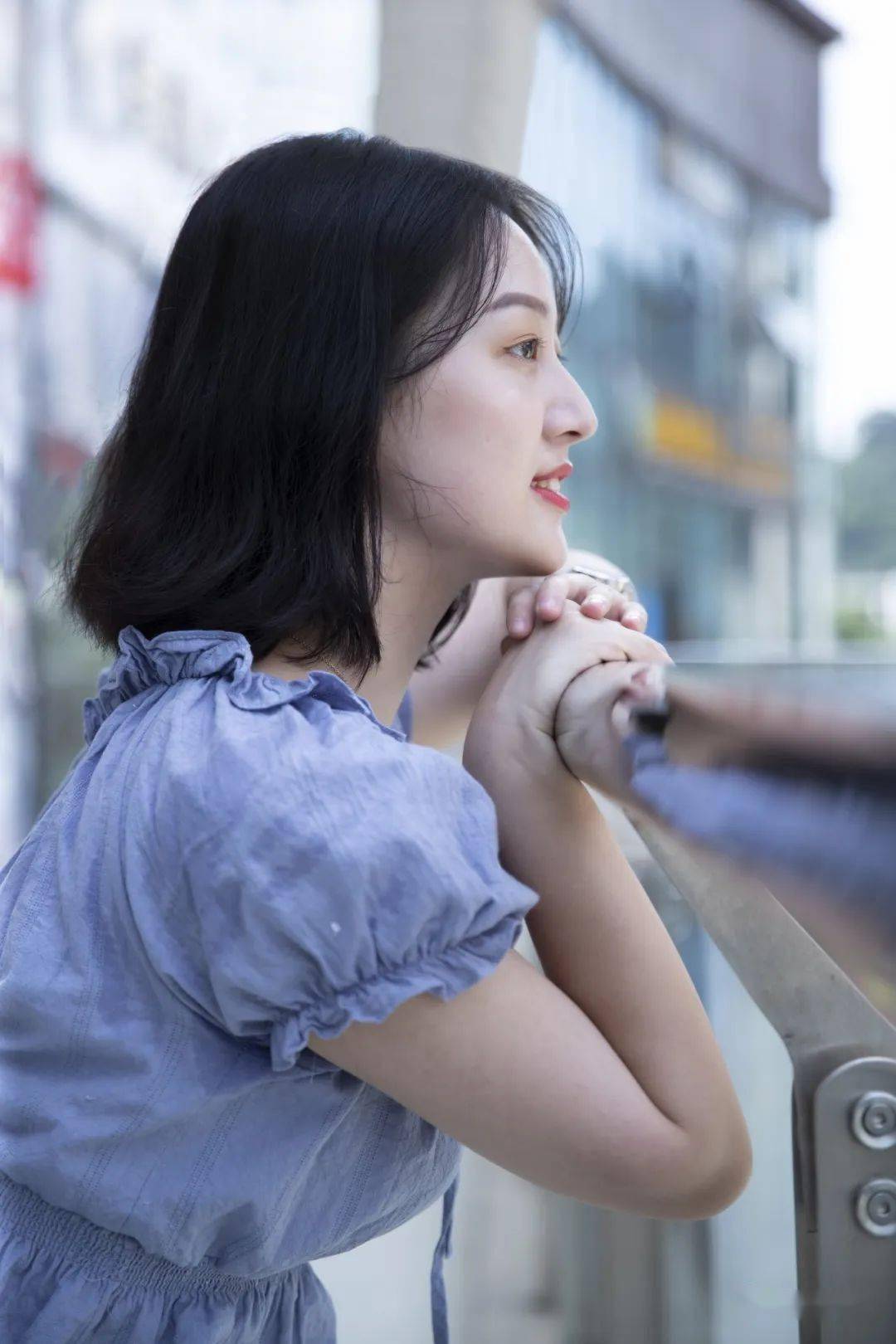 兴文帅哥美女出街!温柔窈窕颜值爆表,引得路人频频回头