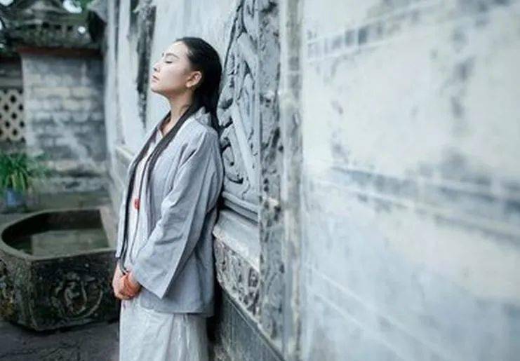 看淡流言蜚语,不恤人言,不解释,所谓:清者自清,浊者自浊,把心态放平