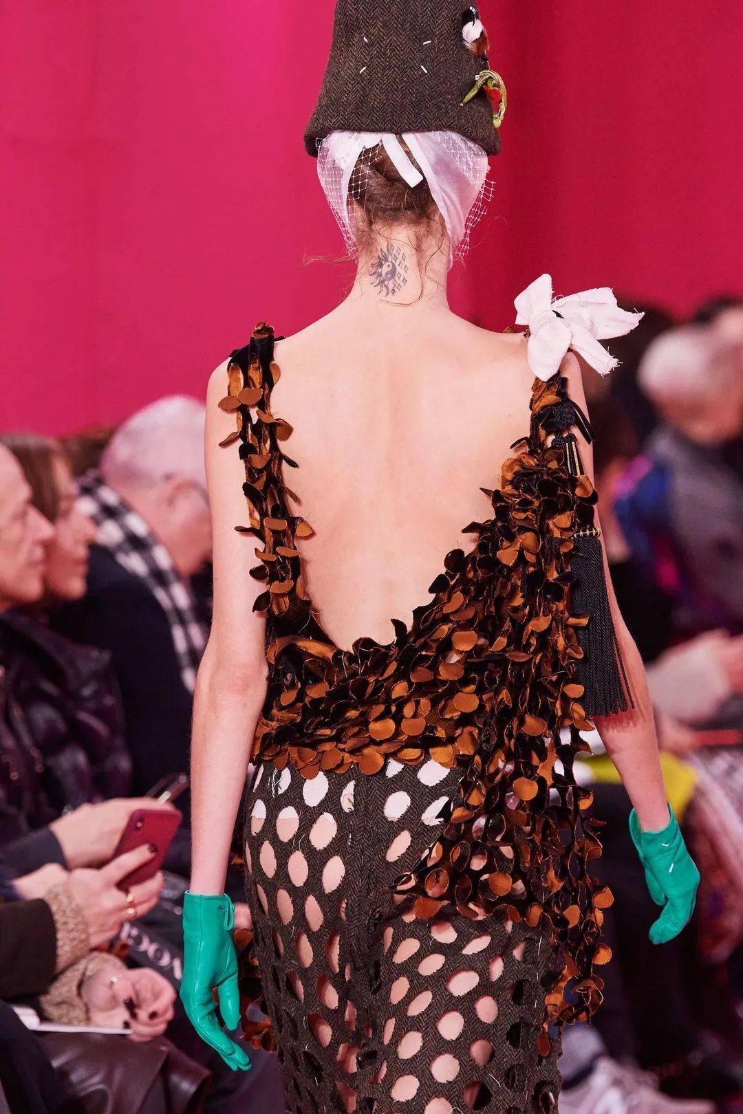 服装|时装秀场上美到窒息的"背影杀杀杀杀手"?神仙设计师俘获芳心的秘诀就是不放过任何一个细节!