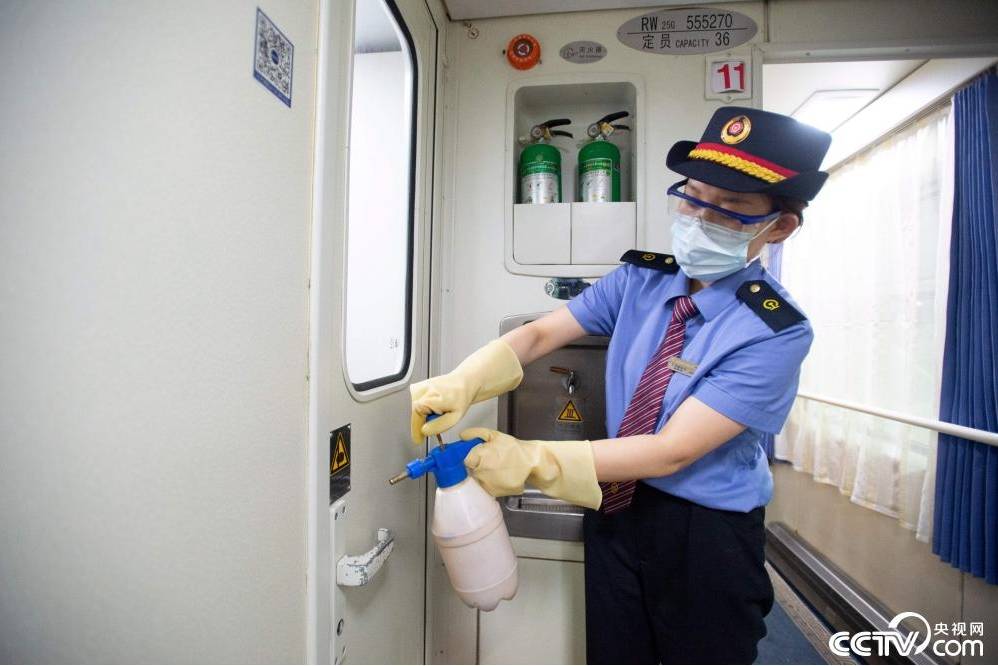 小时|“蒸桑拿”的列车员