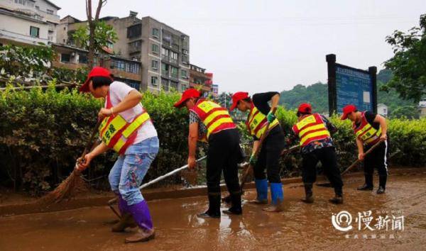 身影|重庆：“平安嫂”逆行，“她身影”坚守！风雨中看我巾帼担当！