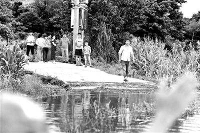 孤岛|中考考生的小村成“孤岛”，有湖北消防送她回家