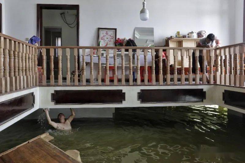 村民|新房泡在水中，一家三口留住二楼，出入靠划船
