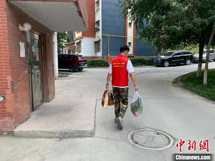 疫情|一天步行11公里 新疆志愿者抗疫一线为民纾困解难