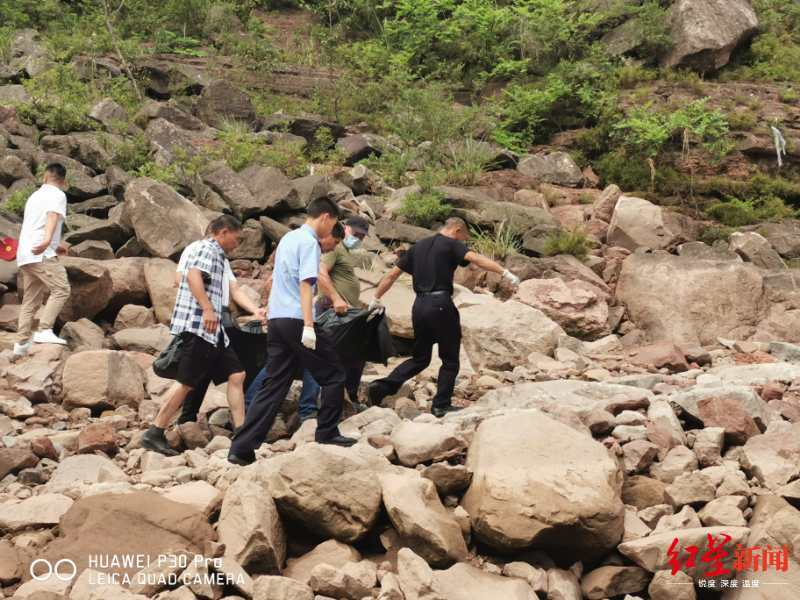 四川巴中车辆坠河 男子逃生女子身亡