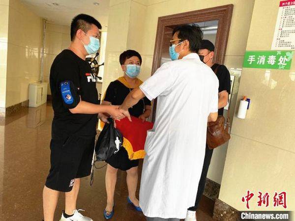 小龙|“口对口”被救哈尔滨小伙康复 当面谢恩送锦旗