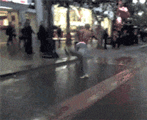 搞笑动态趣图gif:女汉子表演的是少林长拳